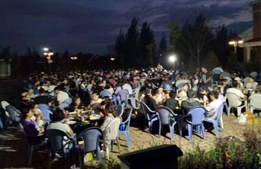 夜幕降臨，燒烤大趴開始！